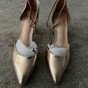Gold high heel shoes - women’s size 6